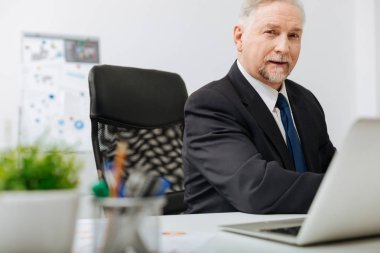 Yakışıklı çekici notlar işyerinde işveren yaşlı