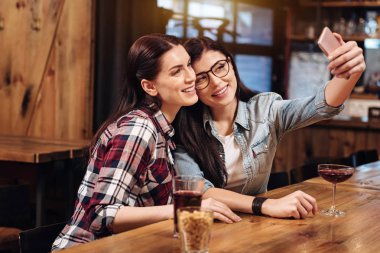 Kameraya poz memnun kadın