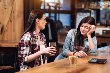 Ciddi erkek oturan bar