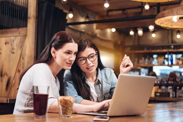 放松的女孩坐在酒吧里 — 图库照片