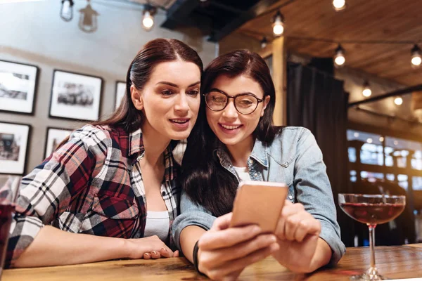 Dos mejores amigos haciendo fotos en el teléfono —  Fotos de Stock