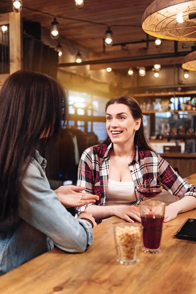 Amigos atractivos sonriendo el uno al otro — Foto de Stock