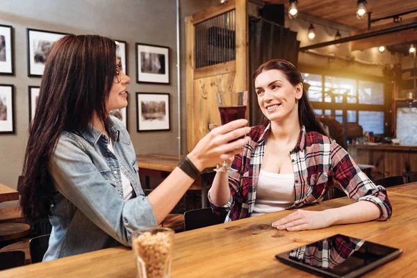 Mulheres positivas bebendo suco fresco — Fotografia de Stock
