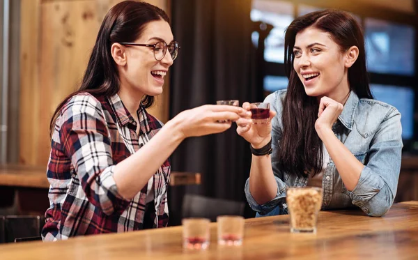 Compañía de dos hermanas tocando sus gafas — Foto de Stock