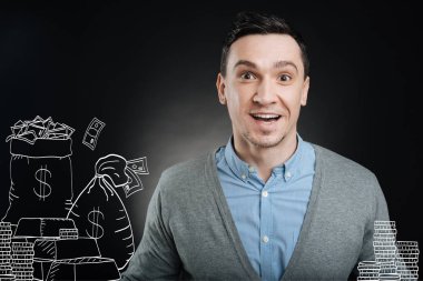 Cheeful yakışıklı adam sonra kazanan jackpot mutlu