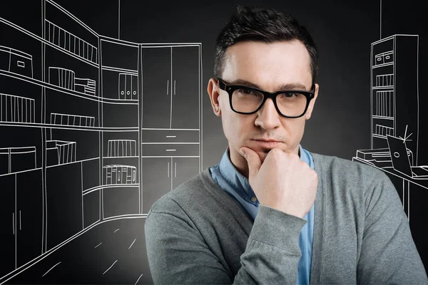 Concentrated man standing in the office — Stock Photo, Image