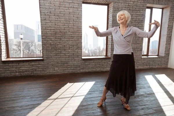 Mulher idosa dançando no salão de baile — Fotografia de Stock