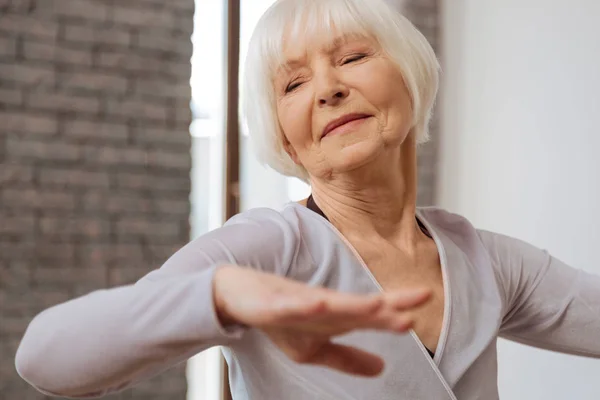 Mulher idosa atuando no salão de baile — Fotografia de Stock