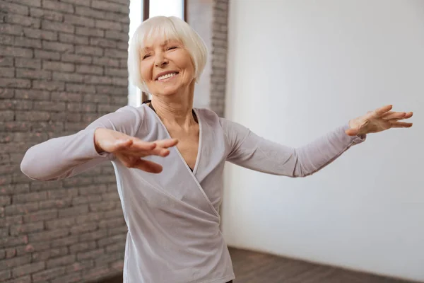 Стареющая женщина выступает в бальном зале — стоковое фото