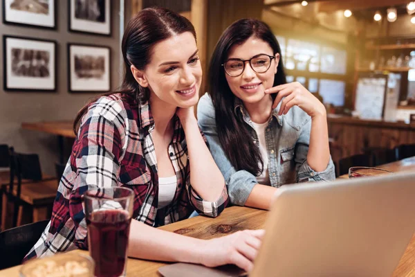 Laptop bir şey izlerken kadın — Stok fotoğraf