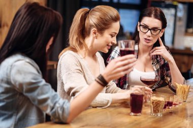 Şirket üç kadın barda akşam harcama