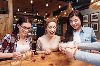 Mutlu arkadaş bocals bira ile alarak