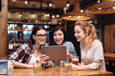 Onun aygıtı sağ elinde tutan olumlu memnun esmer