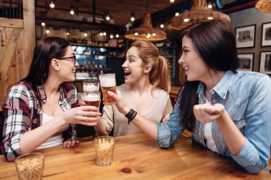 Güzel genç kadın pozitif ifade