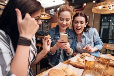 Gülümseyen sarışın cep telefonu tutan