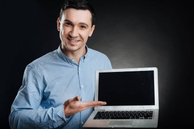 Çekici erkek onun laptop sunulması