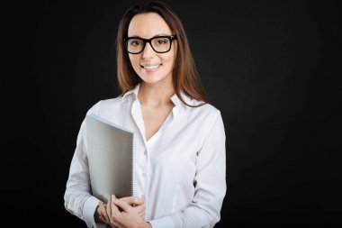 Meşgul erkek gri defterini elinde tutan