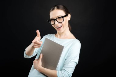 Sana işaret gülümseyen güzel kız