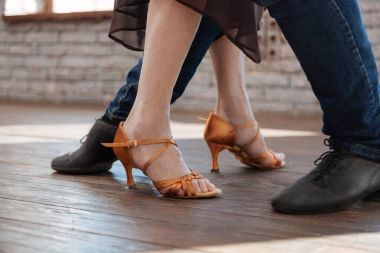 Usta dans Ballroom kadın kıdemli öğretim kanepe