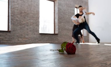 Kadın kıdemli Ballroom ile Aires'te karizmatik dans öğretmeni