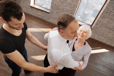 Özenli dans kanepe balo yaşlı insanlara yardım