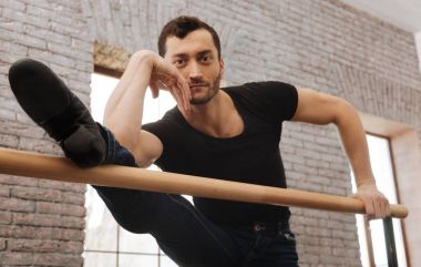 Düşünceli bale dansçısı dans stüdyosunda gerçekleştirme