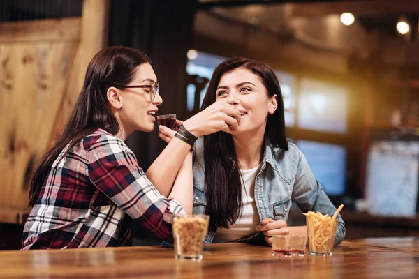 Dromerige meisjes proberen kersenlikeur — Stockfoto