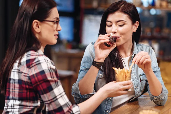 Gåtfulla kvinna tar potatis från glas — Stockfoto