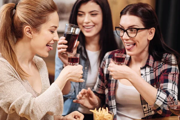 Chicas juguetonas descansando después del día de trabajo — Foto de Stock