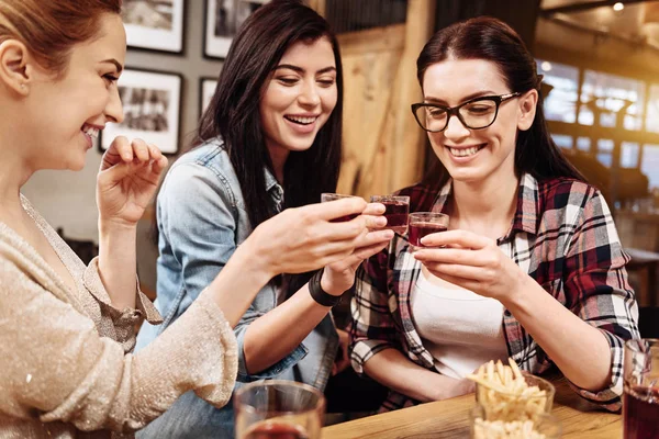 Närbild av glada kvinnor med fest — Stockfoto