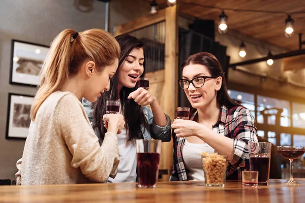 Compañía de tres colegas descansando — Foto de Stock