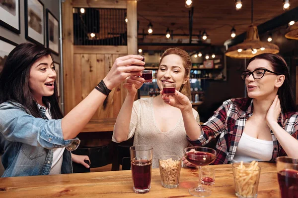 Amigos de la infancia feliz bebiendo alcohol — Foto de Stock