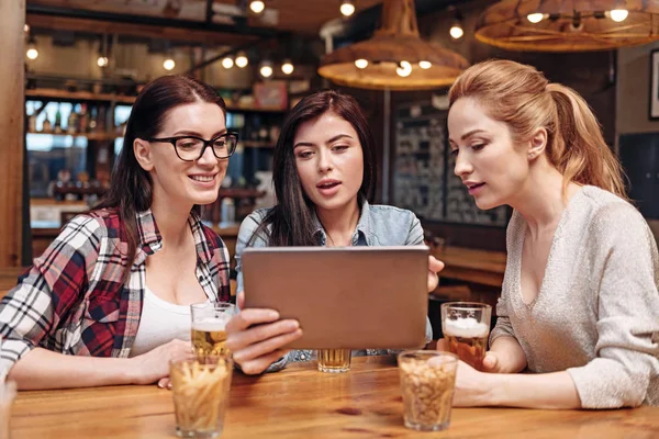 Mujeres atentas viendo fotos en la tableta — Foto de Stock