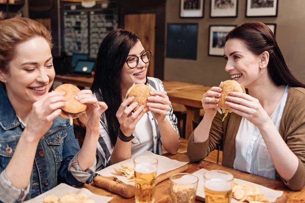 Femmes satisfaites de manger des hamburgers frais — Photo