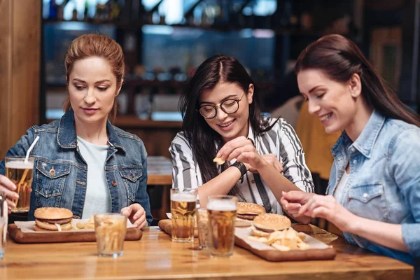 Chicas hambrientas mirando el escritorio con comida — Foto de Stock