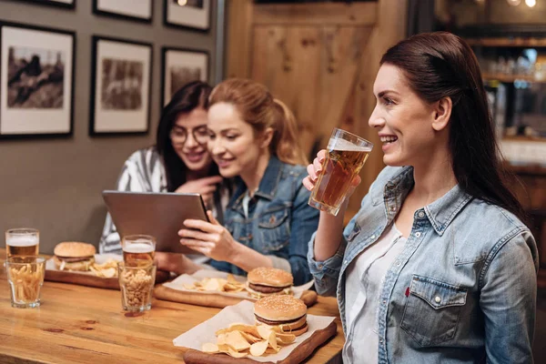 Perfil de bonita morena bebiendo cerveza — Foto de Stock