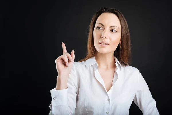 Mujer bonita sosteniendo su mano derecha hacia arriba —  Fotos de Stock