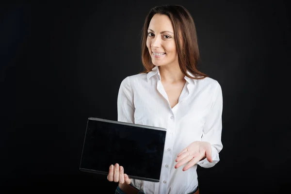 Bella donna mostrando il suo tablet — Foto Stock