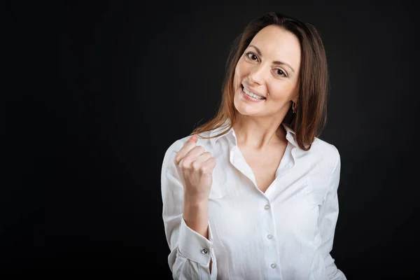 Framgångsrik ung brunett gör fist — Stockfoto