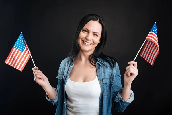 Feliz atraente fêmea posando com bandeiras americanas — Fotografia de Stock