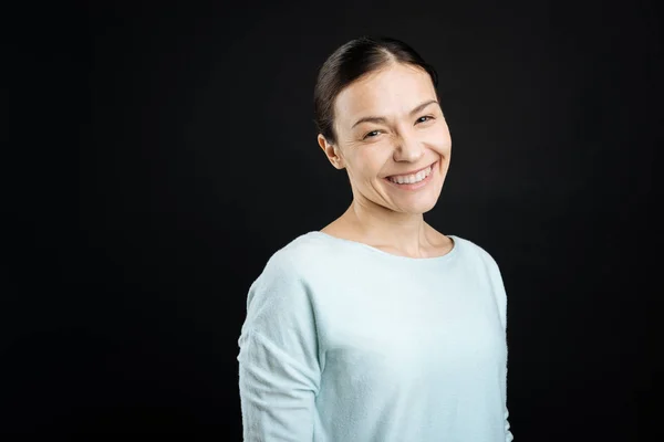 Portrait of smiling brunette looking at camera — Stock Photo, Image