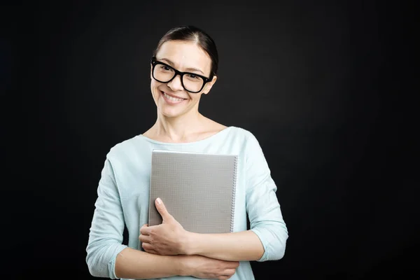 Positivo chica encantada sosteniendo portátil — Foto de Stock