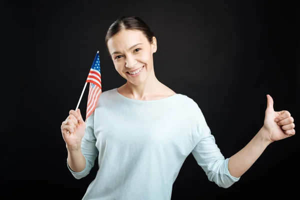 Estudante olhando feliz posando com bandeira americana — Fotografia de Stock