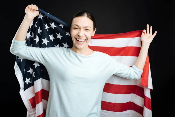 Chica morena alegre posando con gran bandera —  Fotos de Stock