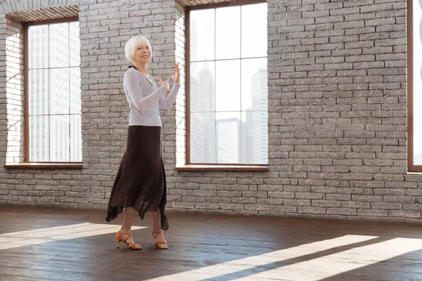 Inspirada mujer mayor de tango en la lección de baile —  Fotos de Stock