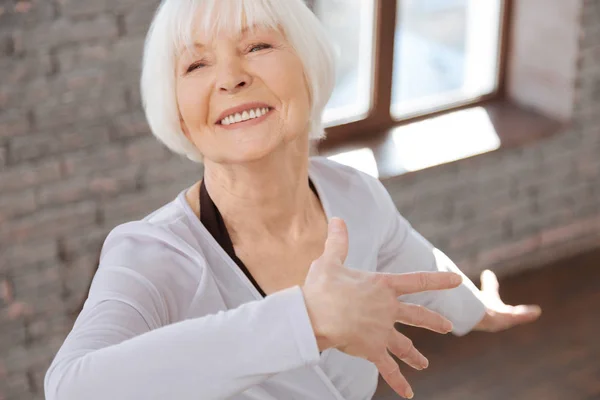 Fröhliche Seniorin beherrscht tänzerische Fähigkeiten im Unterricht — Stockfoto