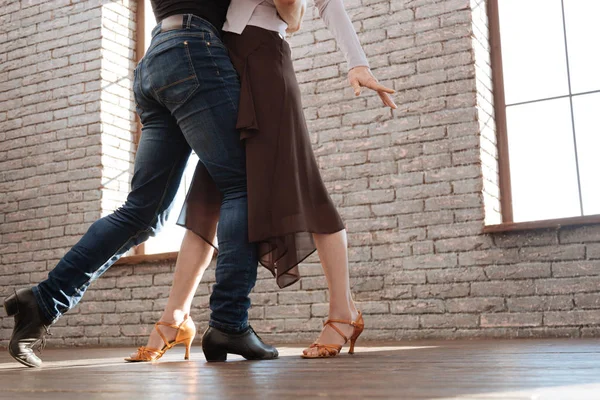 Graceful dance couple tangoing at the ballroom — Stock Photo, Image