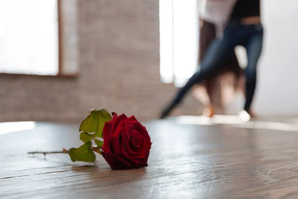 Élégant couple de danse tanguer à la salle de bal — Photo