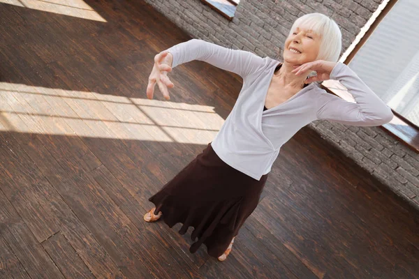 Słoneczny wieku Kobieta tańczy w sali balowej — Zdjęcie stockowe