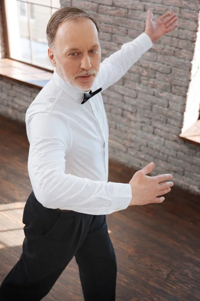 Hombre experimentado realizando danza clásica en el salón de baile —  Fotos de Stock